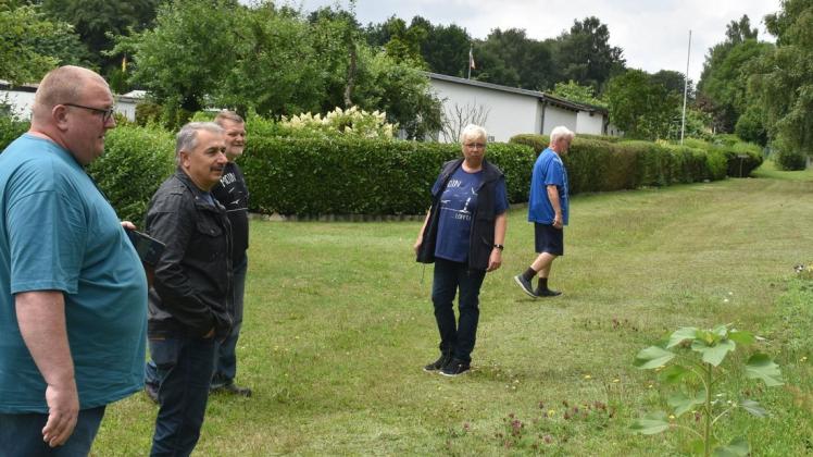 Bei der Begehung: Eva Rhetz führte die Jurymitglieder wie Ingo Oppermann (l.) und Thomas Schaaf (2. v. l.) zusammen mit weiteren Kleingärtner durch die Anlage "Kiek mal röwer". Bei der Begehung: Eva Rhetz führte die Jurymitglieder wie Ingo Oppermann (l.) und Thomas Schaaf (2. v. l.) zusammen mit weiteren Kleingärtner durch die Anlage "Kiek mal röwer".
