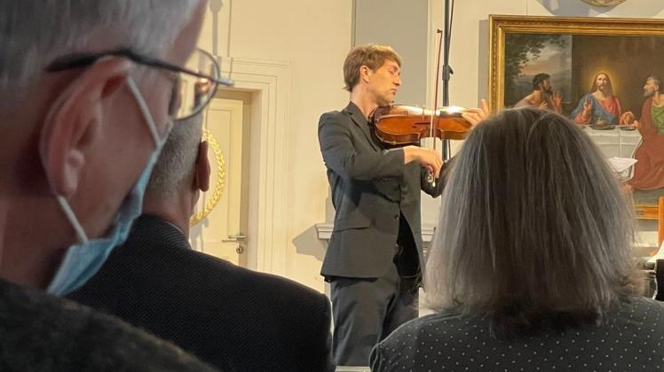 Trotz Maske und aufgelockerter Sitzordnung konnten die Besucher in der Marienkirche die Musik von Bratschist Nils Mönkemeyer und Pianist William Youn in einer besonderen Atmosphäre genießen.