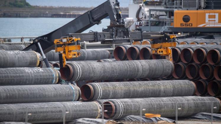 Rohre für die Ostsee-Gaspipeline Nord Stream 2 werden auf dem Gelände des Hafen Mukran auf ein Schiff verladen. /Archiv Rohre für die Ostsee-Gaspipeline Nord Stream 2 werden auf dem Gelände des Hafen Mukran auf ein Schiff verladen. /Archiv