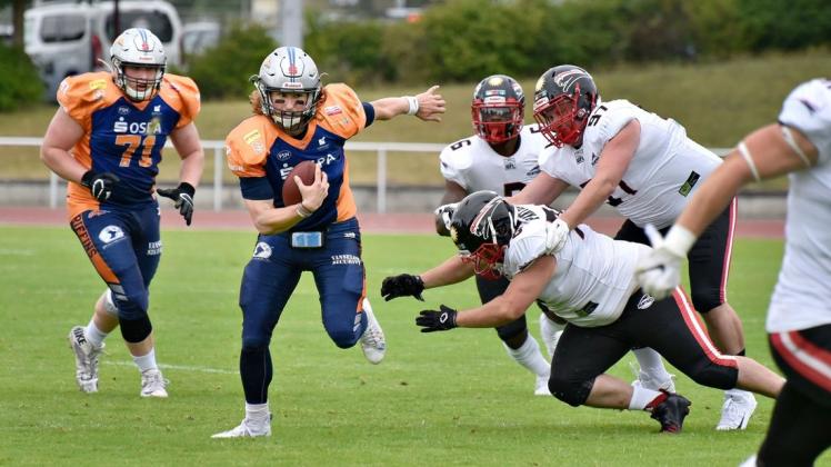 Starke Partie in Solingen: Quarterback Dylan van Boxel (hier im Heimspiel gegen Düsseldorf) erlief einen Touchdown selbst und warf einen weiteren auf Jonas Beumer beim 17:14-Erfolg der Griffins bei den Paladins Starke Partie in Solingen: Quarterback Dylan van Boxel (hier im Heimspiel gegen Düsseldorf) erlief einen Touchdown selbst und warf einen weiteren auf Jonas Beumer beim 17:14-Erfolg der Griffins bei den Paladins