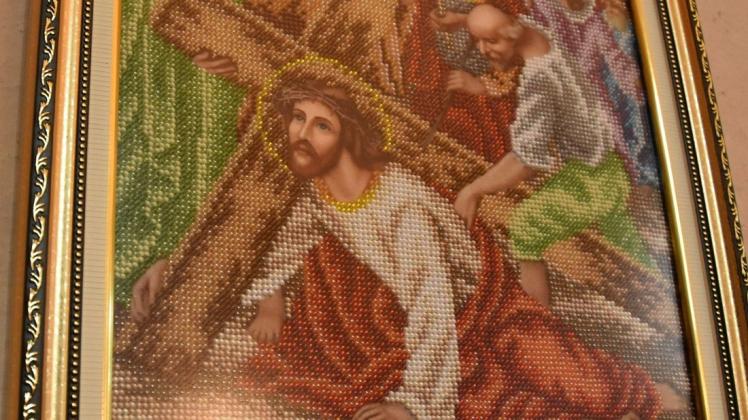 14 Bilder mit dem Kreuzweg hängen jetzt in der Witziner Kirche. Sie setzen sich jeweils aus tausenden Perlen zusammen.