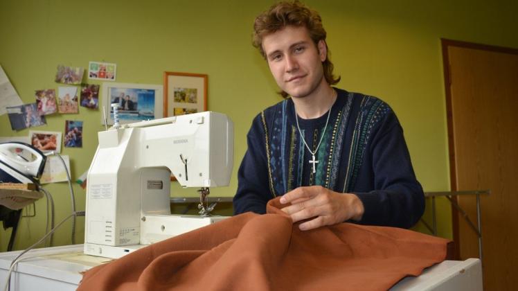 Max Holz wird Modedesigner und Maßschneider. Er lernt an der Designschule in Schwerin.