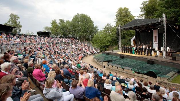 Eutiner Festspiele: Max Raabe erfreut Publikum auf Freilichtbhne