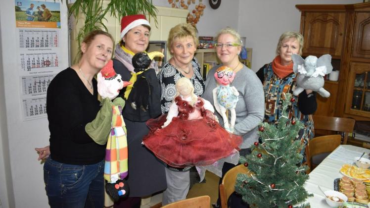 Die Frauen aus der Puppen-AG freuen sich, im Dezember wieder eine Geschichte aus Tüddeldorf erzählen zu können. Die Frauen aus der Puppen-AG freuen sich, im Dezember wieder eine Geschichte aus Tüddeldorf erzählen zu können.