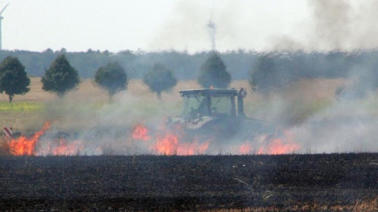 Etwa 15 Hektar Wintergerste sind bei Hof Grabow verbrannt. Die Ursache war vermutlich Funkenflug nach Steinschlag. Freiwillige Feuerwehren der Region sowie mehrere Landwirte waren im Einsatz.