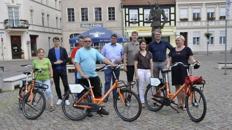 Die Organisatoren André Fritzsche und Diana Richter (2. und 3. von rechts) mit den Partnern für das Bike-Sharing-Pilotprojekt in Perleberg und Wittenberge.