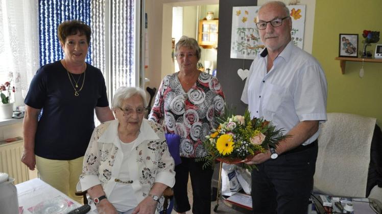 Rainer Pickert (rechts) gratuliert Agnes Kahl (2. v.l.) zum 90. Geburtstag. Darüber freuen sich auch deren Töchter Elvira (links) und Cornelia.
