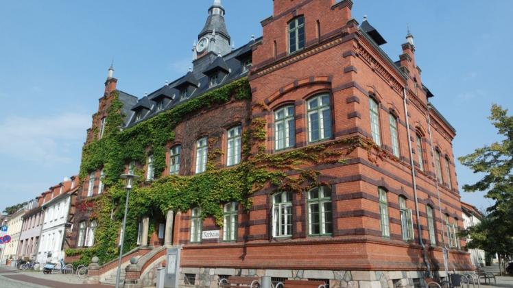 Im Rathaus Plau am See wird bald das Zimmer des Bürgermeisters frei. Bis zum 13. Juli um 16 Uhr kann man noch die erforderlichen Unterlagen für eine Kandidatur für das Bürgermeisteramt einreichen.