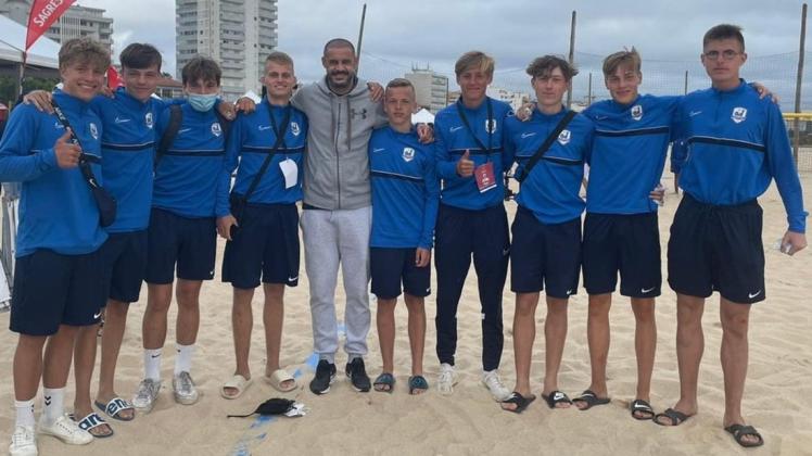 Das U19-Team der Rostocker Robben mit der portugiesischen Beachsoccer-Legende Madjer. Nach dem Stürmer wurde das Nachwuchsturnier in Nazare benannt.