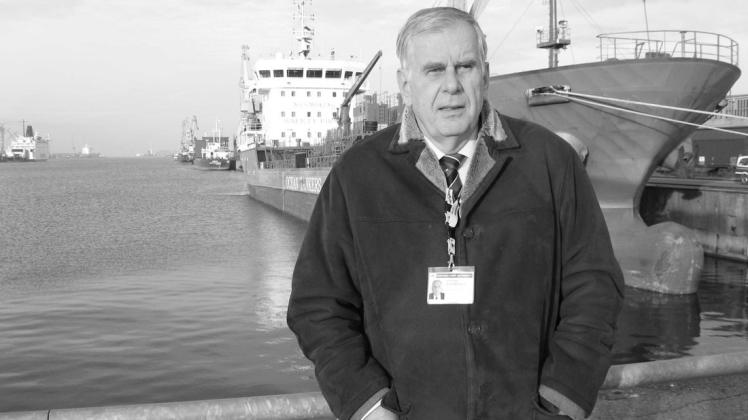 Stefan Rathmanner starb bereits vor einigen Wochen, aber erst vorigen Freitag fand wegen Corona die Seebestattung vor Warnemünde statt. Stefan Rathmanner starb bereits vor einigen Wochen, aber erst vorigen Freitag fand wegen Corona die Seebestattung vor Warnemünde statt.
