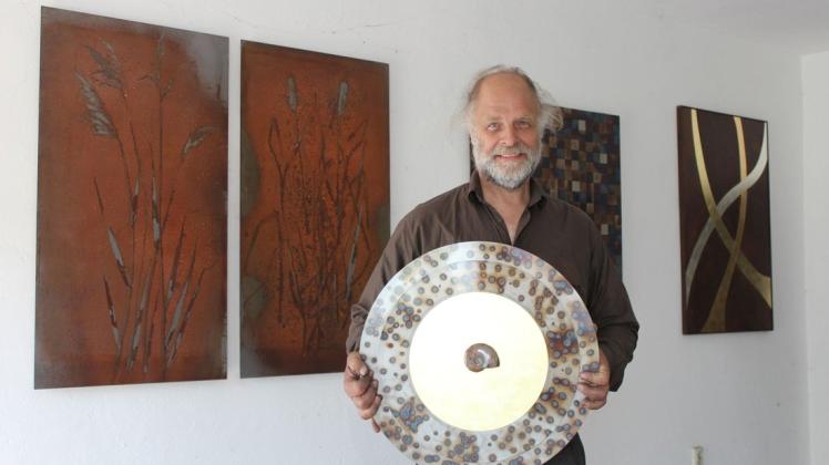 Etwa 30 Bilder aus Stahl in verschiedener Verarbeitung zeigt der Runower Künstler Heiko Voss ab Freitag im Karower Meiler. Es ist seine erste Ausstellung überhaupt.