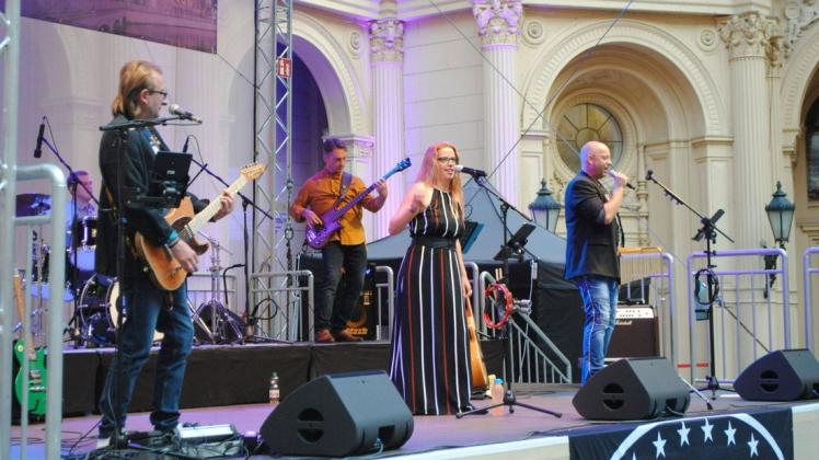 Begeisterte schon im vergangenen Jahr das Publikum im Schlossinnenhof: die Schweriner Band „Blue Light“. Am 23. Juli ist die Gruppe wieder bei den Schlosskonzerten zu erleben.