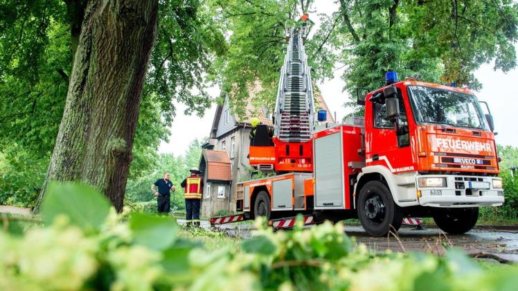 Immer wieder muss die Feuerwehr ausrücken, um abgebrochene Äste zu entfernen. Immer wieder muss die Feuerwehr ausrücken, um abgebrochene Äste zu entfernen.