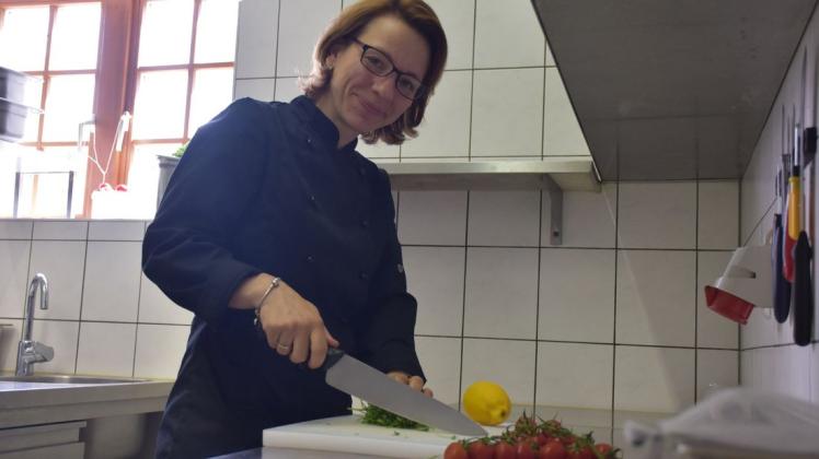 Ist aufgrund der schwierigen personellen Lage inzwischen immer häufiger selbst in der Küche und bereitet die Speisen zu: Rauchhaus-Chefin Stephanie Baack.