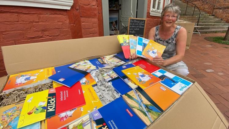 In zwei riesigen Kartons und mit einem Gesamtgewicht von 722 Kilo kamen die Schulbücher in der Buchhandlung Schnürl und Müller in Gadebusch an.
