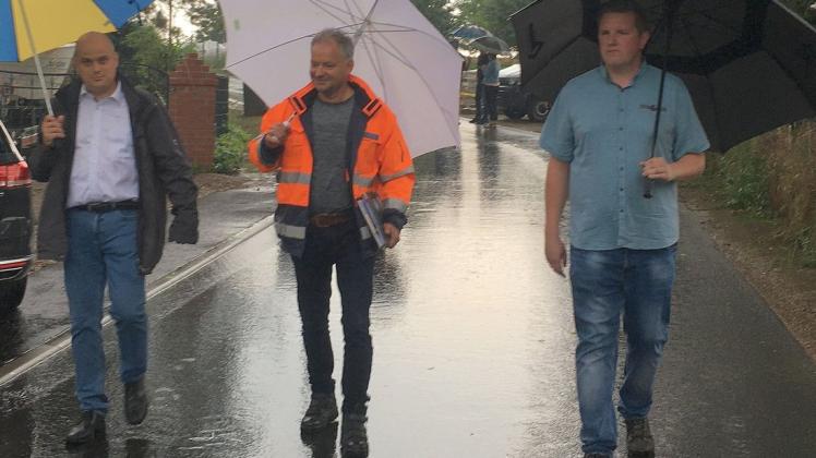 Bauabnahme im Sommerregen in Schweez: Begehung mit Bürgermeister Holger Anders, Planer Holger Mawick und Ricardo Beck von der Stadt Laage (v. l.). Bauabnahme im Sommerregen in Schweez: Begehung mit Bürgermeister Holger Anders, Planer Holger Mawick und Ricardo Beck von der Stadt Laage (v. l.).
