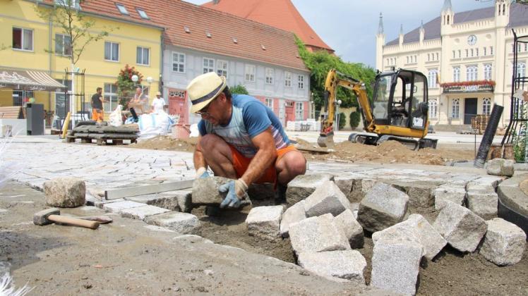 Carlos Sousa und seine Kollegen verlegen hier die letzten Steine zwischen Marktplatz und Langestraße.