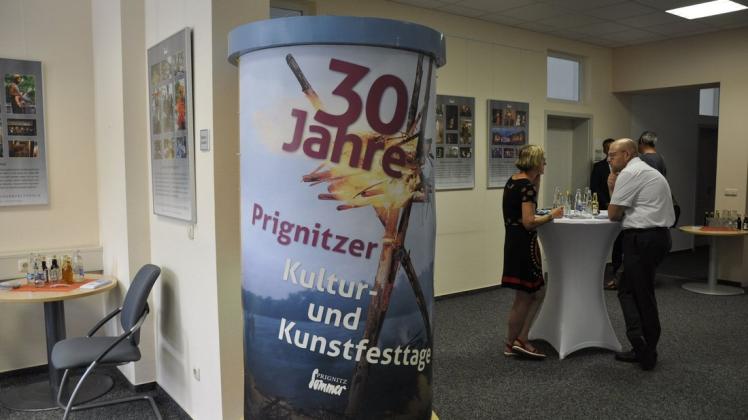 Im Foyer der Kreisverwaltung macht die Info-Lifaßsäule auf die Wanderausstellung "30 Jahre Prignitzer Kultur- und Kunstfesttage" aufmerksam.