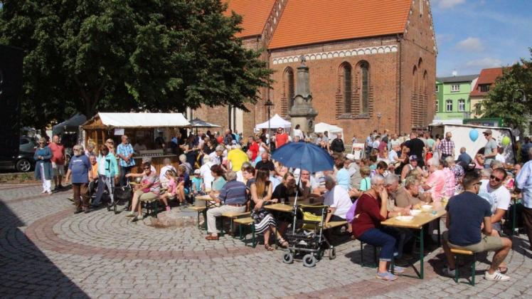 Auf dem Schwaaner Markt wird es ein kleines Fest als Ausgleich zum abgesagten Brückenfest geben.