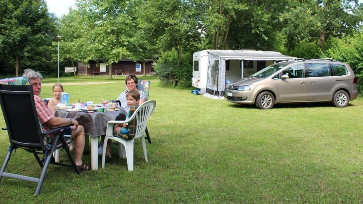 Familie Wanke aus Schönebeck bei Pritzwalk hat einen der Campingplätze derzeit für sich alleine.