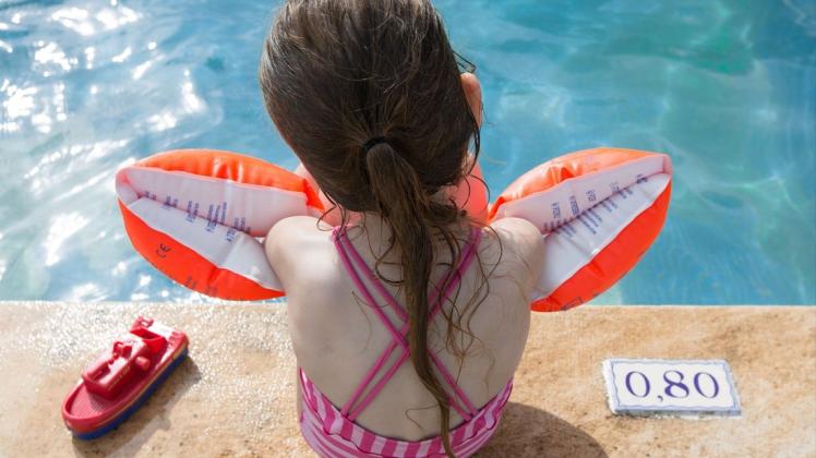 Corona-Folge oder gefährlicher Trend? Schwimmlehrer in und um Parchim beobachten, dass Kinder zunehmend schlechter das Schwimmen lernen. Möglicher Grund: Das Fehlen einer Schwimmhalle in der Region. (Symbolfoto)