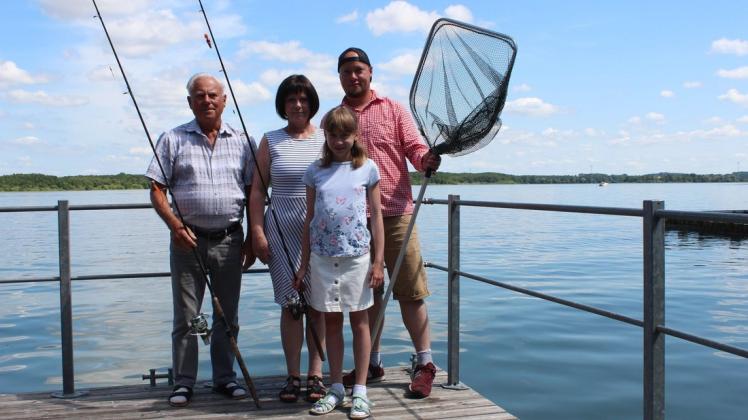 Diese Familie vereint die Leidenschaft fürs Angeln. Erwin Bug hat auch seine Tochter Angela Behrendt und ihre Kinder Bryan Boldt und Annika Behrendt (v.l.) infiziert. Darüber freut sich auch der Seehofer Anglerverein.