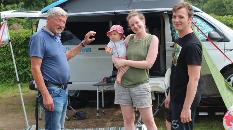 Campingplatzpächter Sigmar Beck (l.) im Gespräch mit Lisa und Michael Scholz aus Leipzig.