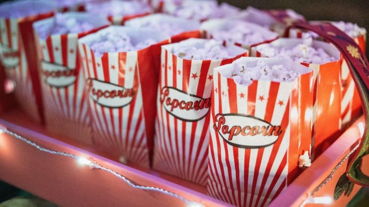 Popcorn ist zum Glück für beides gut – Heimkino und im großen Kinosaal.