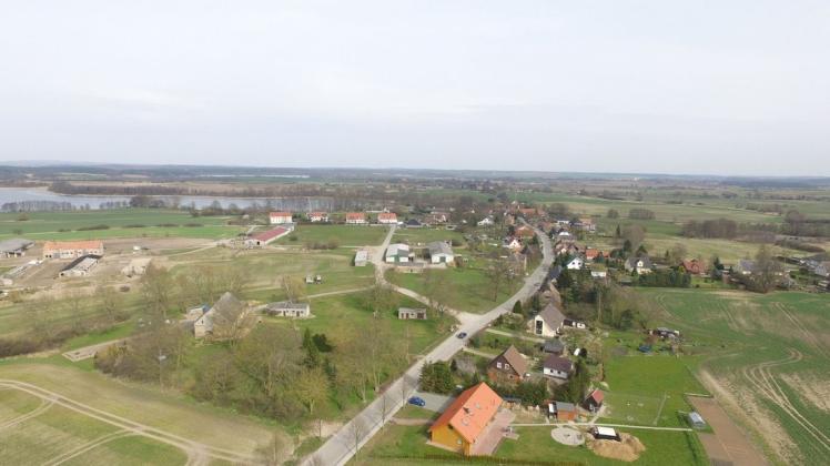 Langen Jarchow, zwischen Neuhofer See und Keezer See gelegen, gehört zur Gemeinde Kloster Tempzin. Langen Jarchow, zwischen Neuhofer See und Keezer See gelegen, gehört zur Gemeinde Kloster Tempzin.