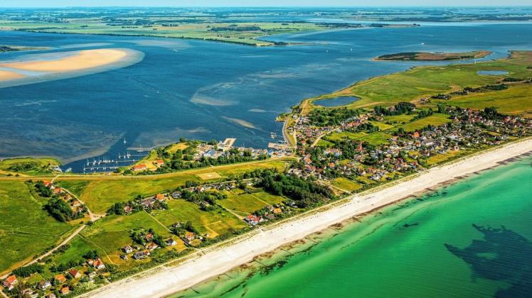 Blick auf die Bucht und den Hafen von Vitte auf Hiddensee – dort sollen unter anderem 135 neue Liegeplätze entstehen.