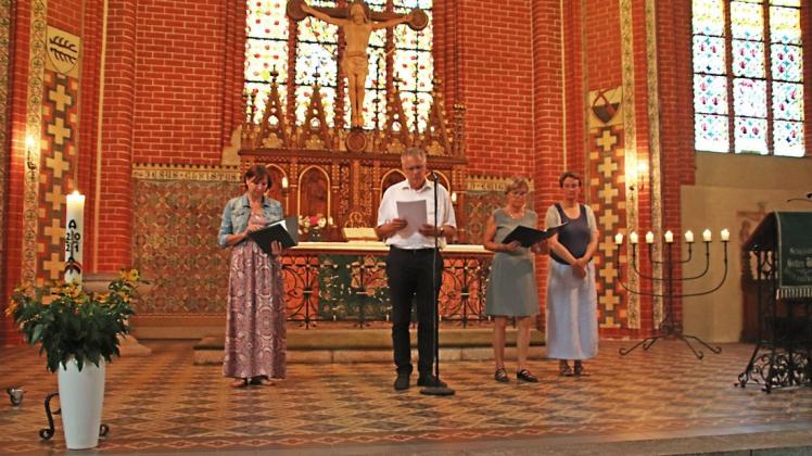 Bei der sommerlichen Abendandacht mit Texten und Musik wird Eckhardt Fichelmann von Gemeinderatsmitgliedern, wie (v.l.) Heike Lohse, Ulrike Diederichs und Frauke Conrade unterstützt. An der Orgel wird er von Christof Munzlinger begleitet. Bei der sommerlichen Abendandacht mit Texten und Musik wird Eckhardt Fichelmann von Gemeinderatsmitgliedern, wie (v.l.) Heike Lohse, Ulrike Diederichs und Frauke Conrade unterstützt. An der Orgel wird er von Christof Munzlinger begleitet.