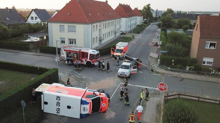 Nach einem Unfall in Boizenburg landete ein Rettungswagen aus Basedow auf der Seite. Es gab vier Verletzte.
