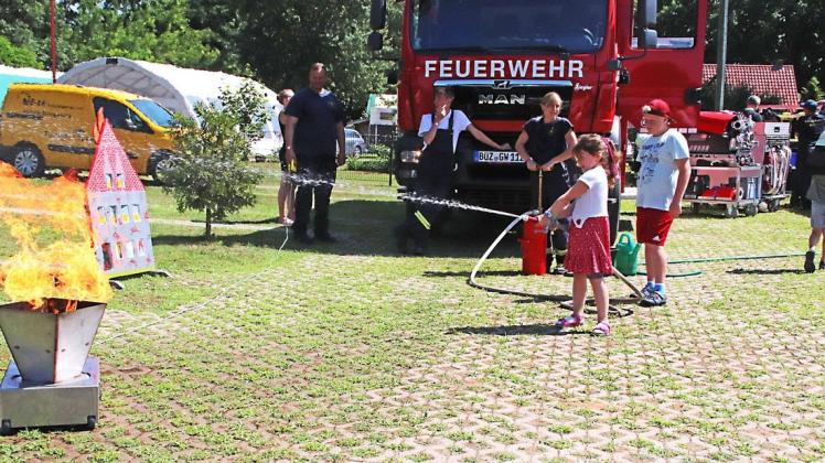 Die Bützower Feuerwehr war mit einem "Löschangriff nass" für Kinder vor Ort.
