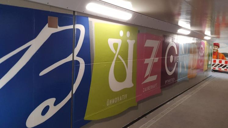 Dieser Schriftzug ziert den sanierten Bahnhofstunnel. Die Schreibweise ist Teil einer Imagekampagne der Stadt Bützow.