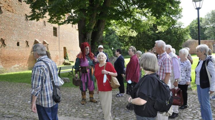 Jürgen Schmidt begrüßt im Kostüm des Hofnarren die Gäste auf der Plattenburg. Jürgen Schmidt begrüßt im Kostüm des Hofnarren die Gäste auf der Plattenburg.