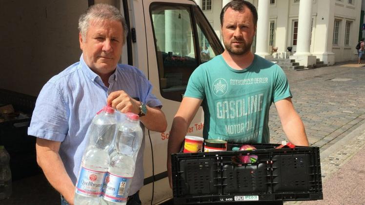 Nahmen die Lebensmittel-Spenden auf dem Markt entgegen: Tafel-Chef Peter Grosch und sein Sohn Thomas. Nahmen die Lebensmittel-Spenden auf dem Markt entgegen: Tafel-Chef Peter Grosch und sein Sohn Thomas.