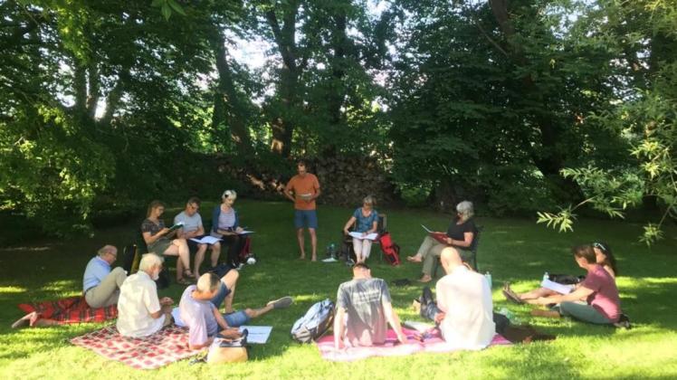 Leseprobe für das Stück „Sommergäste“ mit einem Teil des Ensembles auf einem Hagenower Privatgrundstück.