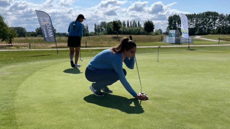 Die slowenischen Golfspielerinnen Alexandra Sulikova (vorn) und  Katarina Schinoranska starten in der Altersklasse U18.