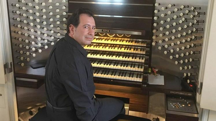 Salvatore Pronestì hat Orgel bei Luigi Celeghin studiert und dessen Meisterkurse in Lanciano besucht.