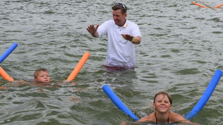Dass Kinder das Schwimmen erlernen, ist Christian Brade (Mitte) als Rettungsschwimmer ein persönliches Anliegen.