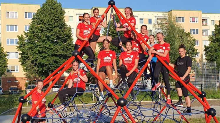 Bestandteil zum Auftakt der Saisonvorbereitung der Handballfrauen des Rostocker HC mit vielen Übungen war am Montag auch die attraktive Kletteranlage in Lichtenhagen.