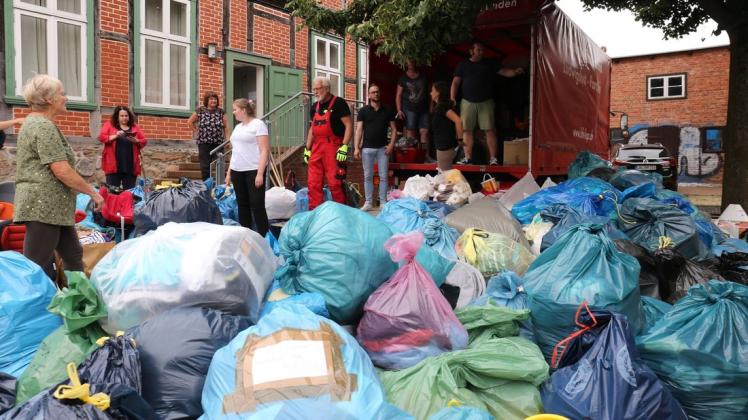 Die Flut der Spenden, die in Lübtheen ankam, war so überwältigend, dass viele Menschen wieder zurückgeschickt werden mussten. Alle Spenden kamen erst einmal in ein Zwischenlager.