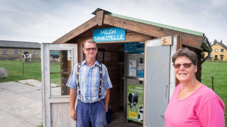 Brit und Frank Jager betreiben einen Milchviehbetrieb in Neu Broderstorf. Bei ihnen können sich die Kunden die frische Milch selbst zapfen.