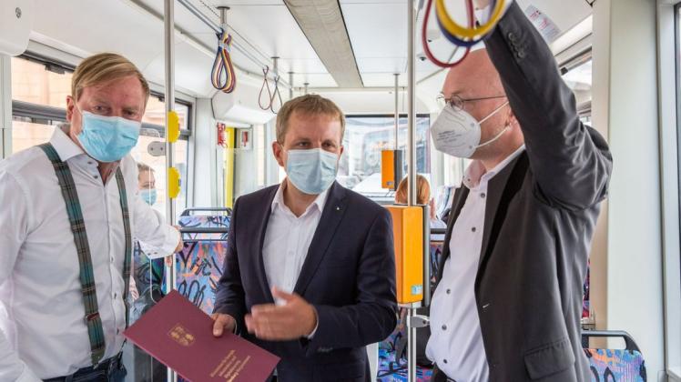 Fahrt mit der Linie 2: Wilfried Eisenberg (NVS, v. l.), Oberbürgermeister Rico Badenschier und Energie- und Verkehrsminister Christian Pegel auf dem Weg nach Lankow.