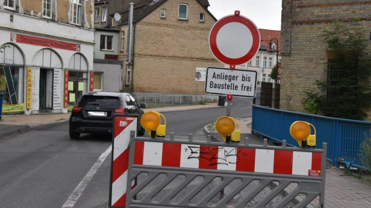Ab der Brücke am Mühlenbach dürfen derzeit nur Anlieger und Autofahrer mit Sondergenehmigung durch Warin fahren.