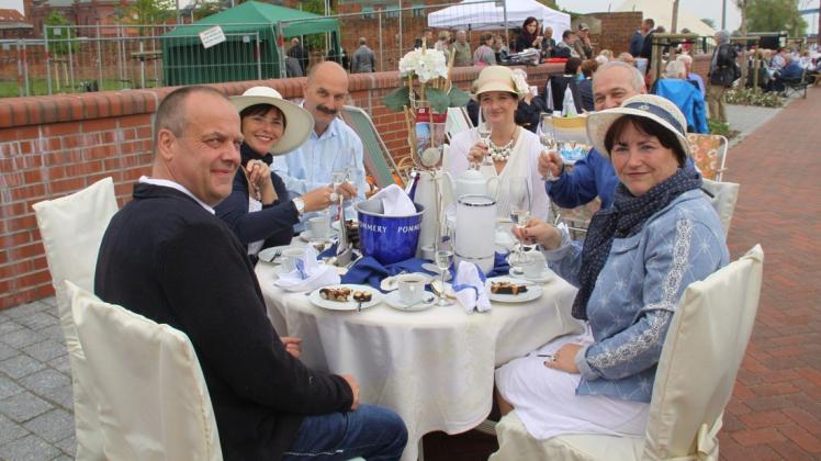 Der Siegertisch von 2015 zeigt, wie das Motto Blau-Weiß für die "Kaffeetafel am Elbufer" auch in diesem Jahr umgesetzt werden könnte.