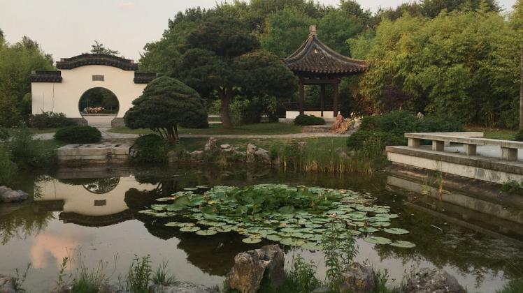 Das so genannte Mondtor ist der Eingang zum chinesischen Garten im IGA-Park.