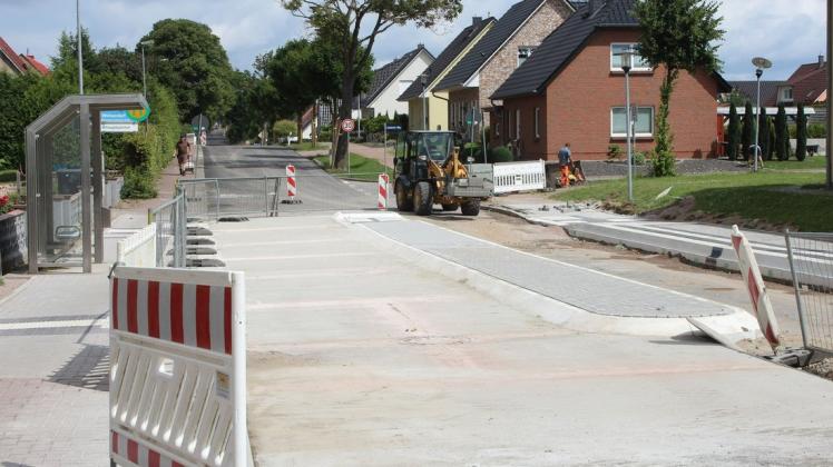 Noch bis Ende Juli ist die Seehofer Straße in Wickendorf voll gesperrt. Momentan wird an der Bushaltestelle gearbeitet.