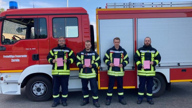Stephan Jager, Jonas Griebel, Philipp Wallner und Harald Krause (v.l.) von der Freiwilligen Feuerwehr Zernin halten stolz ihre neuen Führerscheine in den Händen.
