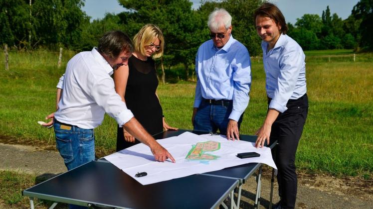Planer Thomas Andrees (links) erläutert Maria Adamschewski und Wolfgang Schmülling zusammen mit Marco Rexin (rechts) die Planung zum neuen Stadtteil von Plau am See.